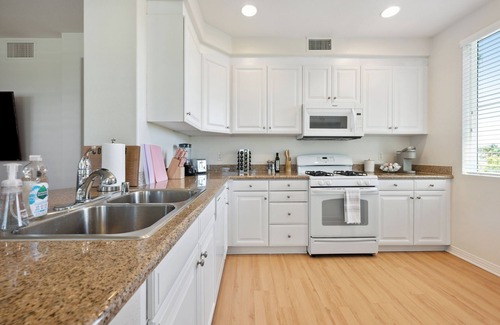 Anaheim Resort Apartment | Cozy 2-bedroom apartment 7 min from Disneyland! Free parking and pool!