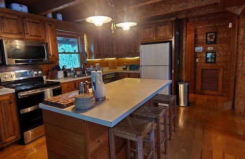 New Concord Cabin | Cozy 2-bedroom cabin within National Park with stunning lake view!