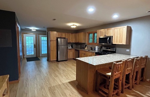 Oglesby Cabin | Cozy 2-bedroom cabin steps away from starved rock state park