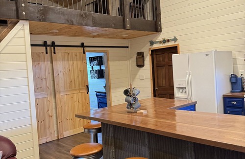 Jamestown Cabin | Cozy 2-bedroom cabin with WiFi, AC in welcoming Jamestown