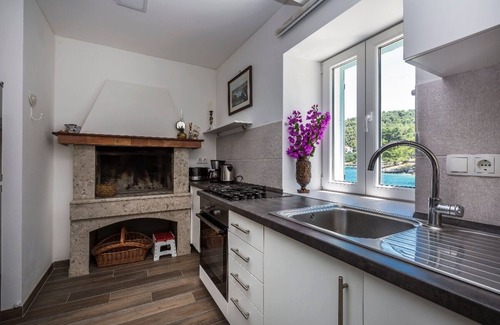 Cove Murtar Villa | Cozy 2-Bedroom House for 4 - Pet-friendly with Comfortable Living Space