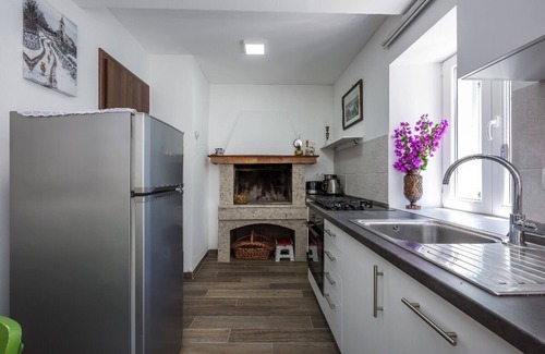 Cove Murtar Villa | Cozy 2-Bedroom House for 4 - Pet-friendly with Comfortable Living Space
