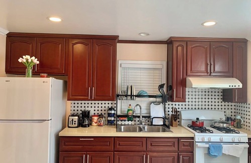 Bassett House | Cozy 2-Bedroom House Kitchen & Bath + Backyard