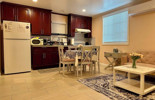 Bassett House | Cozy 2-Bedroom House Kitchen & Bath + Backyard