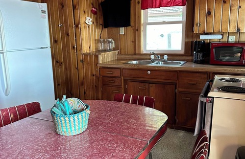 Darwin Cabin | Cozy 2 Bedroom Lakeside Cabin on Lake Manuella