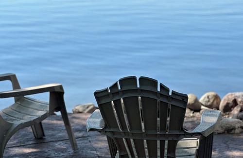 Darwin Cabin | Cozy 2 Bedroom Lakeside Cabin on Lake Manuella