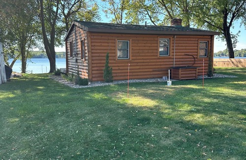 Darwin Cabin | Cozy 2 Bedroom Lakeside Cabin on Lake Manuella