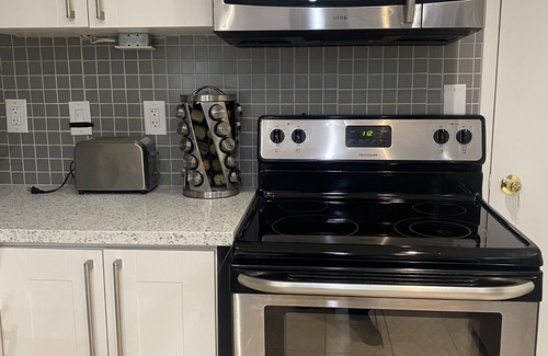 Meadowvale Village Apartment | Cozy 2-bedroom luxury suite near Toronto airport.