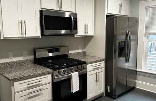 Bridgeport House | Cozy 2 bedroom near Bridgeport Hospital