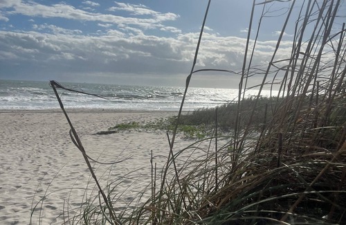 Cocoa Beach Resort | Cozy 2-bedroom resort in charming Cocoa Beach with AC, WiFi