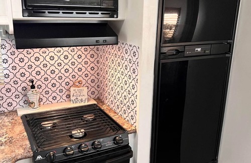 East County Civic Group House | Cozy 2-bedroom RV in excellent Valrico/Tampa with WiFi, AC, Heat, Hot water