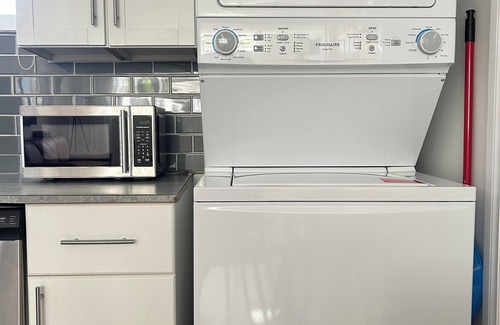 Cedarbrae House | Cozy 2 bedroom Suite Close to Spruce Meadows