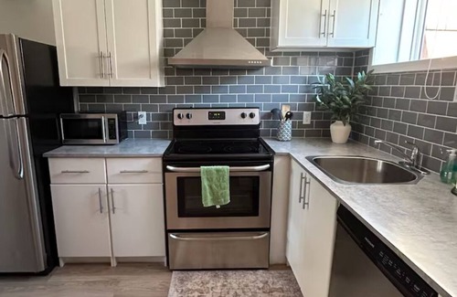 Cedarbrae House | Cozy 2 bedroom Suite Close to Spruce Meadows