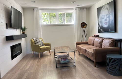 Cedarbrae House | Cozy 2 bedroom Suite Close to Spruce Meadows