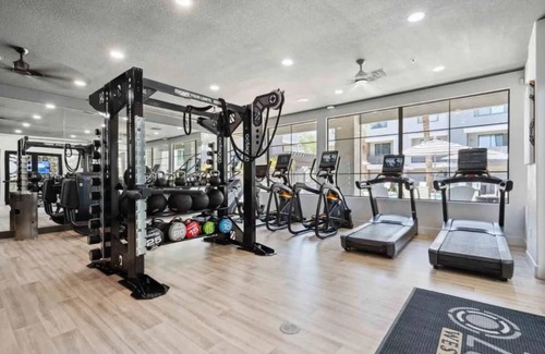 Glendale Sports and Entertainment District Condo | Cozy 2-bedroom with AC, fitness room, WiFi, by Glendale Stadium, free parking