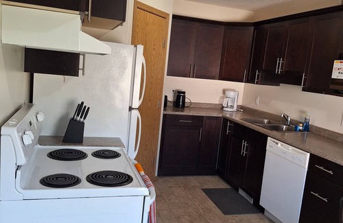 Brandon House | Cozy 2 Bedrooms in a stylish home in Central Brandon