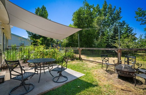 Bozeman House | Cozy 2 BR with Outdoor Seating and Mountain Charm
