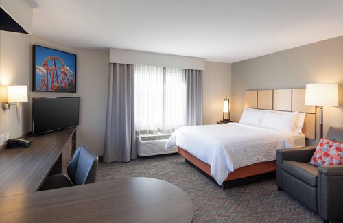 Anaheim Resort Hotel | Cozy 2 Unit Stay: Queen Beds, Full Kitchens, Parking, Fitness, Pool & Shuttle!
