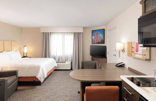 Anaheim Resort Hotel | Cozy 2 Unit Stay: Queen Beds, Full Kitchens, Parking, Fitness, Pool & Shuttle!