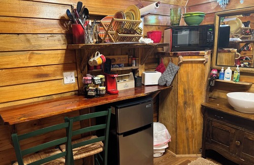 Yulee Cabin | Cozy 200 ft tiny house with WiFi, AC, located in nature and close to so much.