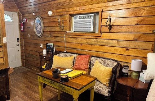 Yulee Cabin | Cozy 200 ft tiny house with WiFi, AC, located in nature and close to so much.