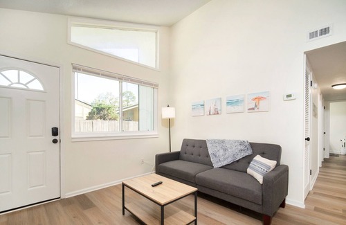 Southpoint House | Cozy 2BR/1BA apartment in Southside Jax - perfect for couples, families, or business travelers