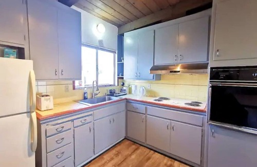 Richmond Annex Apartment | Cozy 2BR 1Bath w/ Parking near Univ of Berkeley