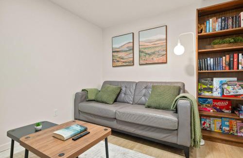 Keith Apartment | Cozy 2BR BSMT Suite with Board Games and Netflix
