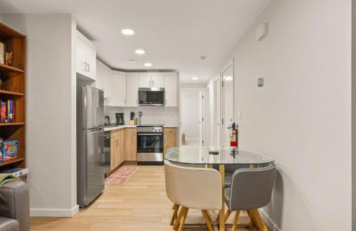 Keith Apartment | Cozy 2BR BSMT Suite with Board Games and Netflix