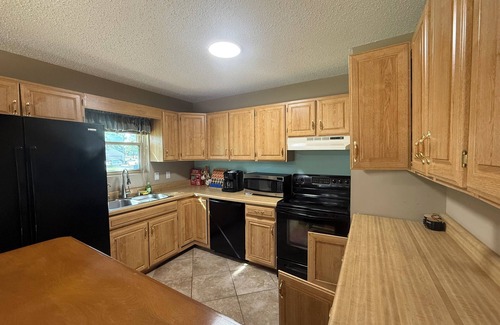 Wichita House | Cozy 2BR Main Floor Suite w/Private Entrance and Huge Backyard Access