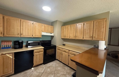 Wichita House | Cozy 2BR Main Floor Suite w/Private Entrance and Huge Backyard Access