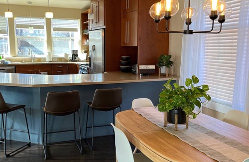 Eagle House | Cozy 2BR “Mountain Cottage”- Centrally located in the heart of Eagle