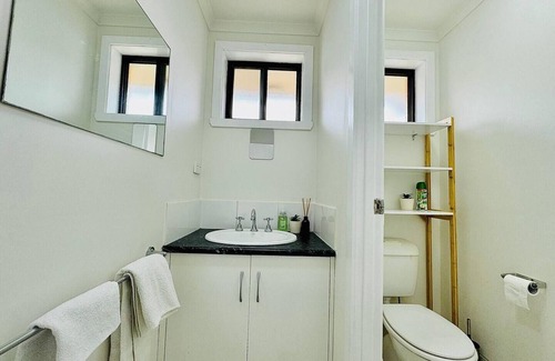 Albury Apartment | Cozy 2BR Retreat, 3-Minute Drive to Albury Airport