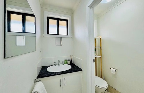 Albury Apartment | Cozy 2BR Retreat, 3-Minute Drive to Albury Airport