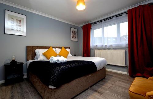 Woking Ski Chalet | Cozy 2BR Stay Free Parking & Wi-Fi Work or Leisure