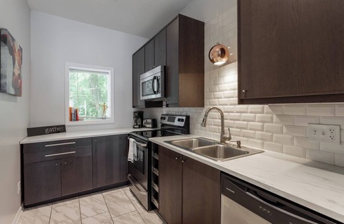 Southmoreland Condo | Cozy 2nd Floor unit Near Plaza and Westport | 08