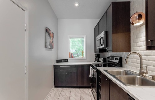 Southmoreland Condo | Cozy 2nd Floor unit Near Plaza and Westport | 08