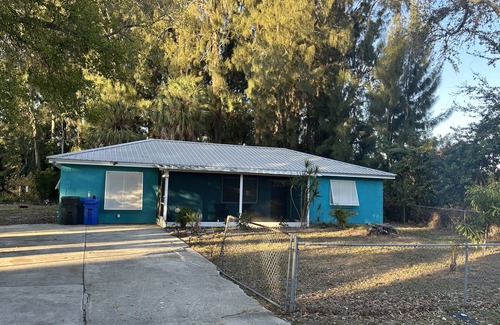 Ruskin House | Cozy 3/2 King Bed with room for RV/Boat storage. Pet Friendly