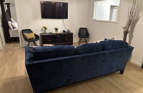 Ruskin House | Cozy 3/2 King Bed with room for RV/Boat storage. Pet Friendly