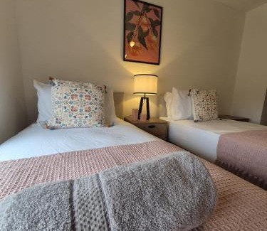 Leicester Apartment | Cozy 3-Bed House Near Fosse Park with Parking