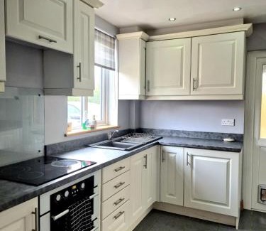 Leicester Apartment | Cozy 3-Bed House Near Fosse Park with Parking