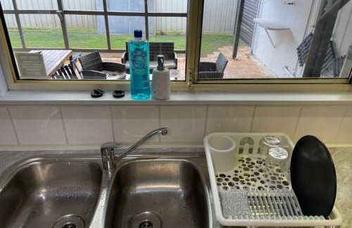 Kallangur Apartment | Cozy 3 bedroom and office space in center of Kallangur