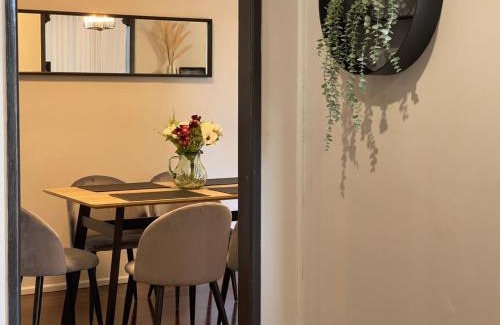 Kallangur Apartment | Cozy 3 bedroom and office space in center of Kallangur