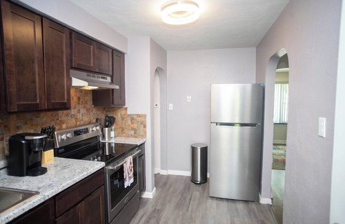 Berkeley House | Cozy 3-bedroom bungalow with WiFi, AC in welcoming St. Louis county