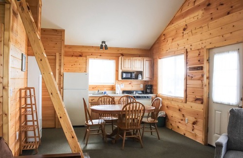 Houghton Lake Cabin | Cozy 3-bedroom cabin with lake view and access.