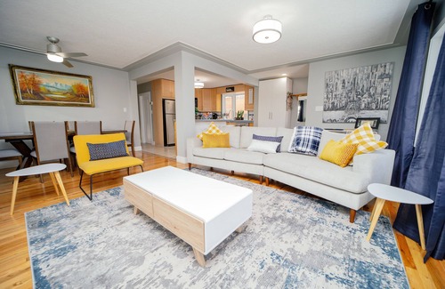 Northeast Edmonton House | Cozy 3 Bedroom Contemporary Home With Free Parking