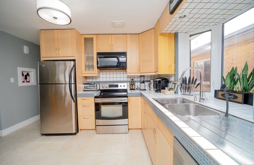 Northeast Edmonton House | Cozy 3 Bedroom Contemporary Home With Free Parking