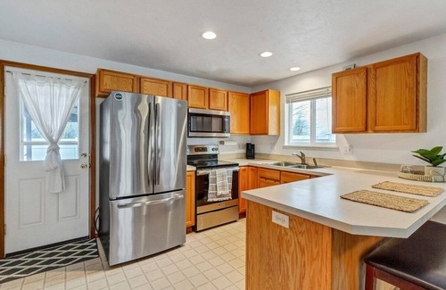Albany House | Cozy 3 Bedroom Family Home w/Fenced Yard & Patio!