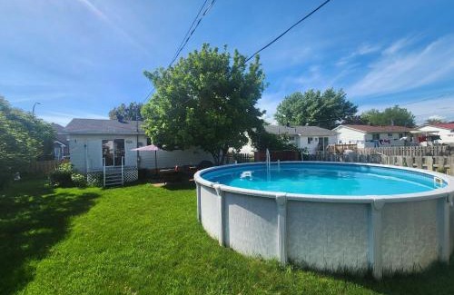 Longueuil Apartment | Cozy 3-Bedroom Haven, Private Pool & Parking !