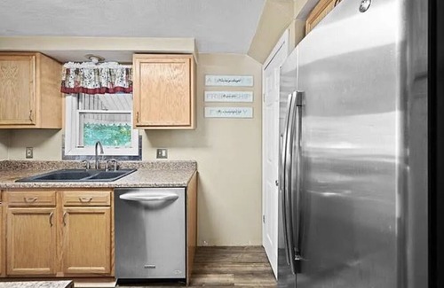 Munhall House | Cozy 3 bedroom home in a family friendly neighborhood